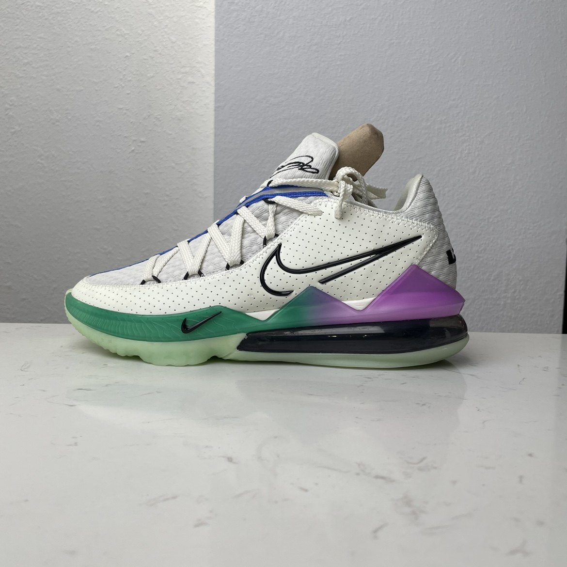 耐克篮球鞋詹姆斯17代