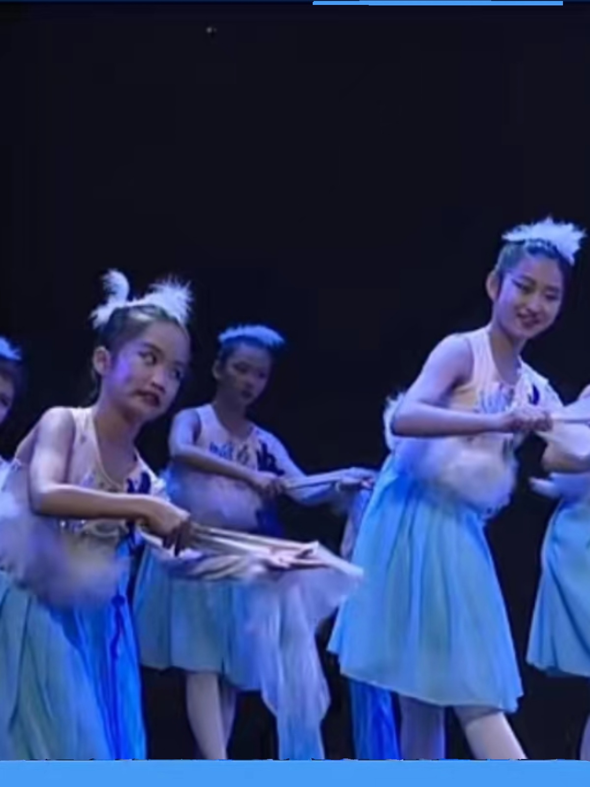 舞一六烟蓝色扇子儿童服装少儿鹤桥表演服演出服舞群雨舞蹈演出服