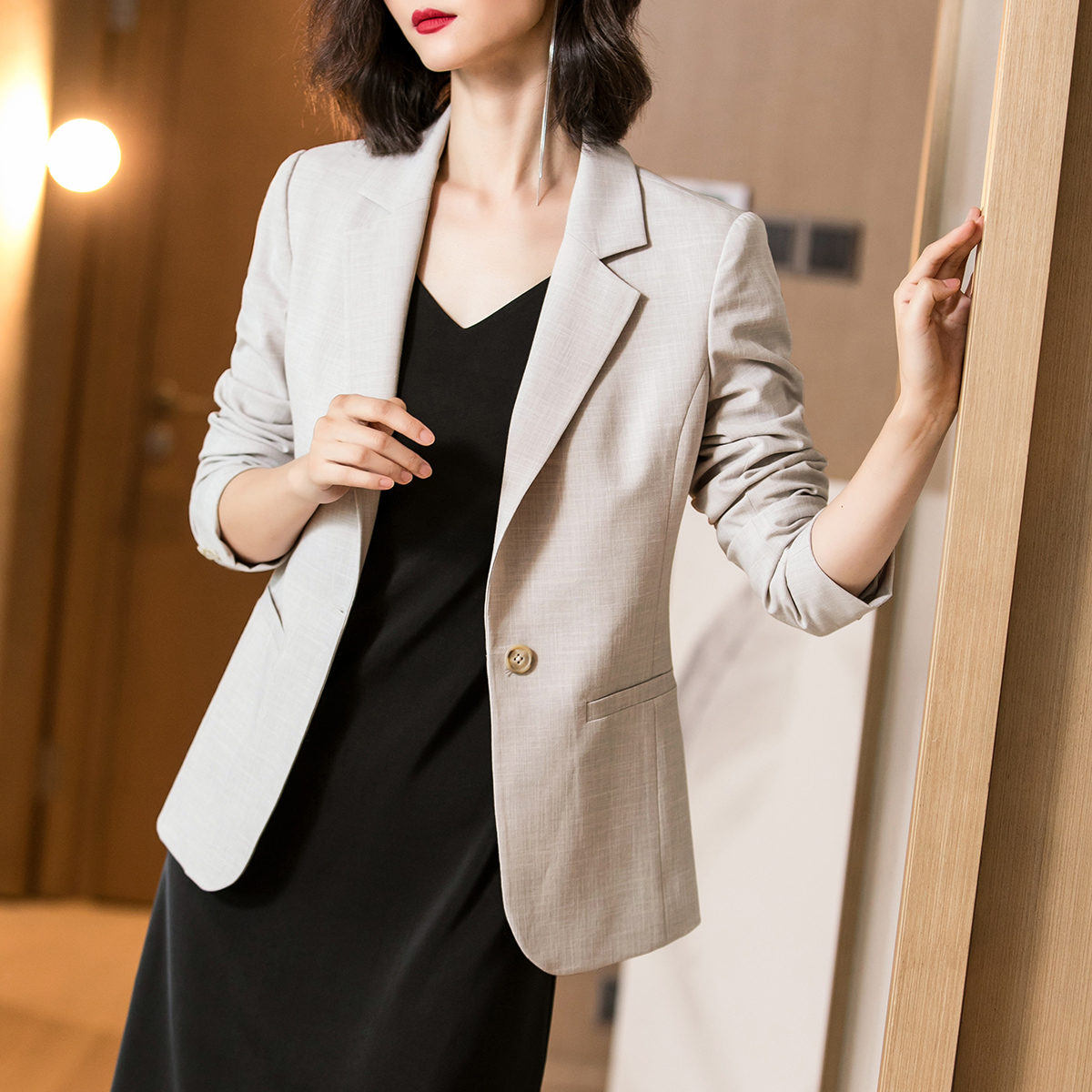 春秋新款气质百搭修身显瘦杏色一粒扣职业小西装外套女