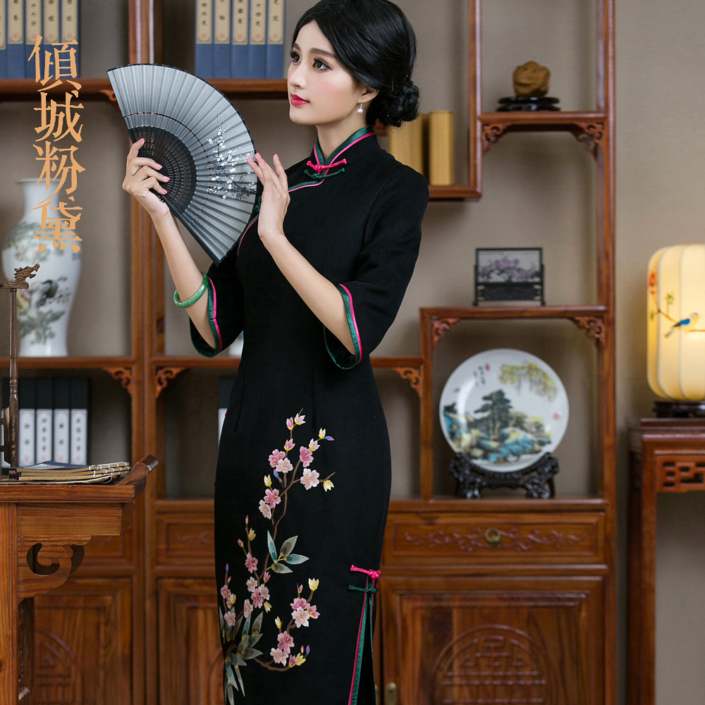 秋天旗袍长款长袖2021新款秋冬中国风妈妈刺绣毛呢复古优雅宴会