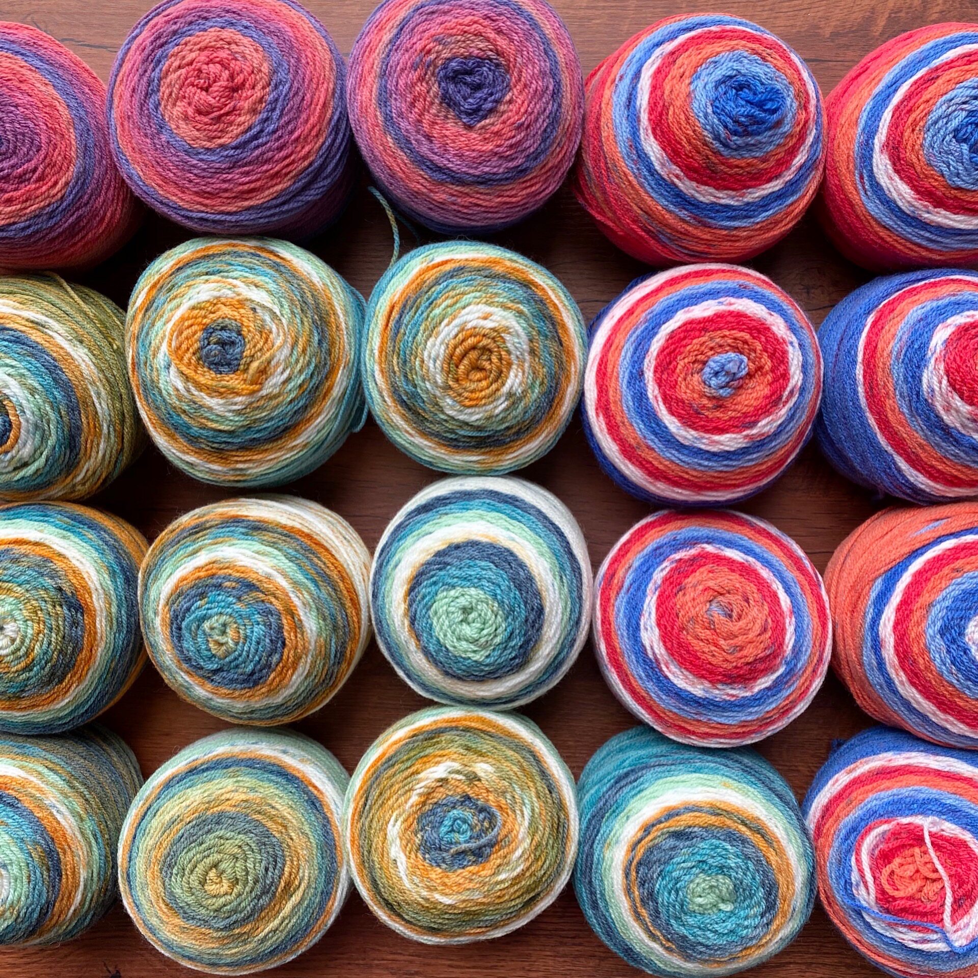 一折羊牛奶_摩根特色线 长段染牛奶棉 人造羊毛 披肩毛衣编织毛线