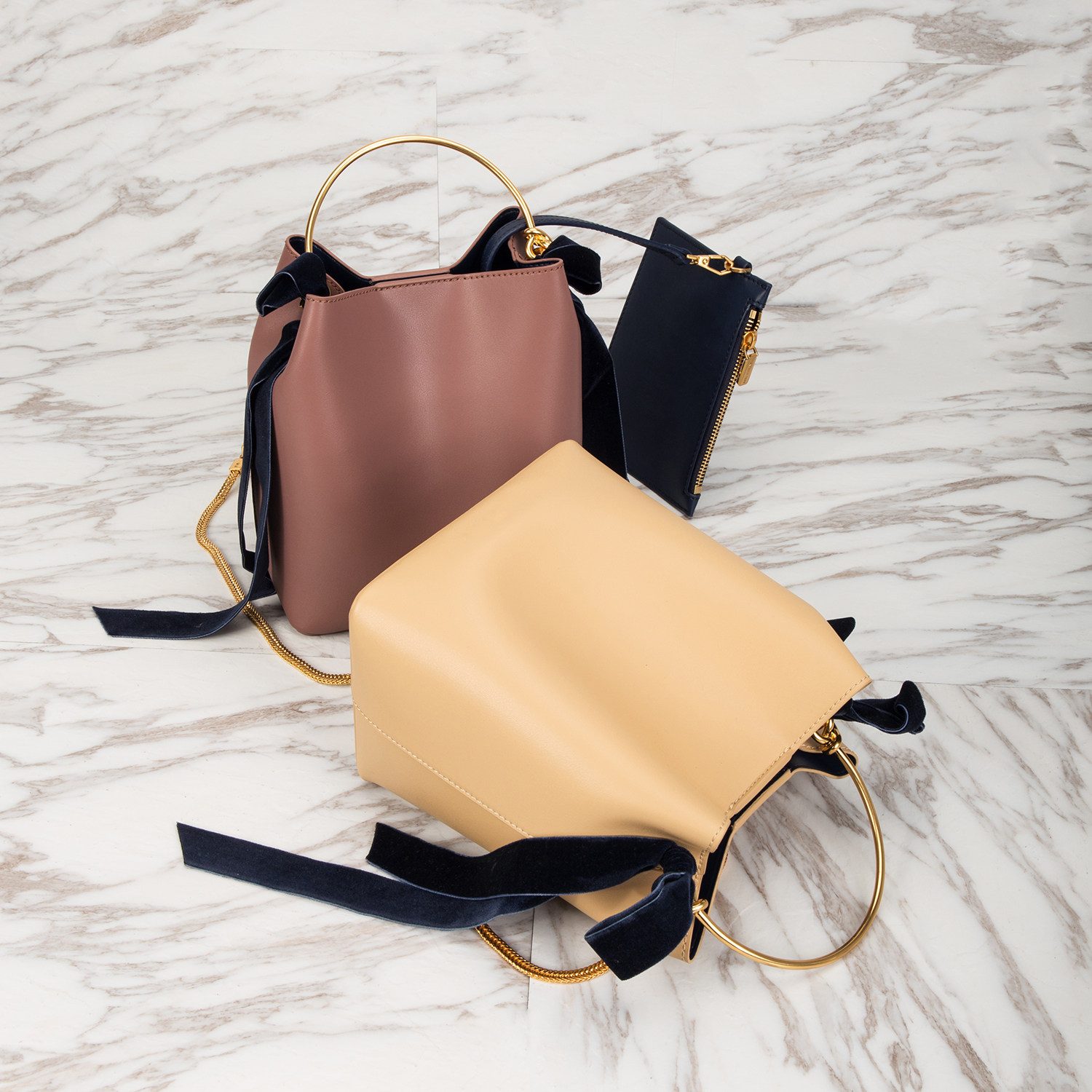 新加坡2018小ck女包水桶包 ck2-10270156 蝴蝶结饰金属提把水桶包