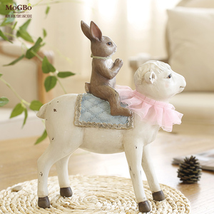 正品蘑菇堡创意兔子坐羊背摆饰树脂家居卧室客厅送礼工艺品摆件家