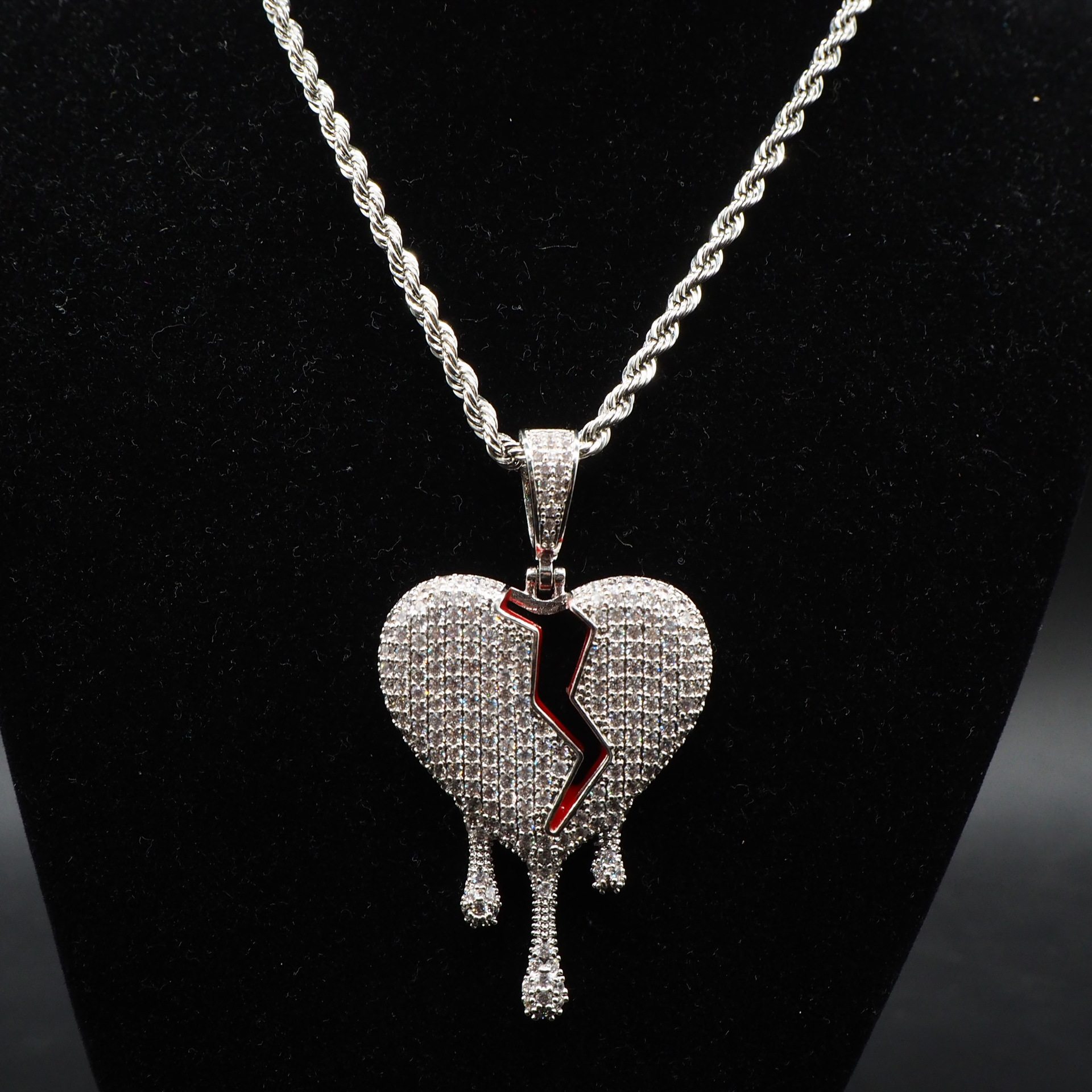 破碎的心水滴吊坠心碎扁款实心项链欧