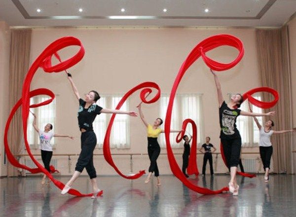 红绸布彩带棒拉花长绸带装饰女孩浪漫跳舞绸巾舞蹈用的彩带演出