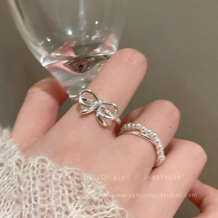 极简蝴蝶结珍珠戒指女小众设计交叉素圈食指戒轻奢高级感套装指环