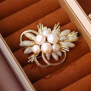 天然珍珠镶钻花朵胸针高端精致时尚设计感小众奢华气质女胸花别针