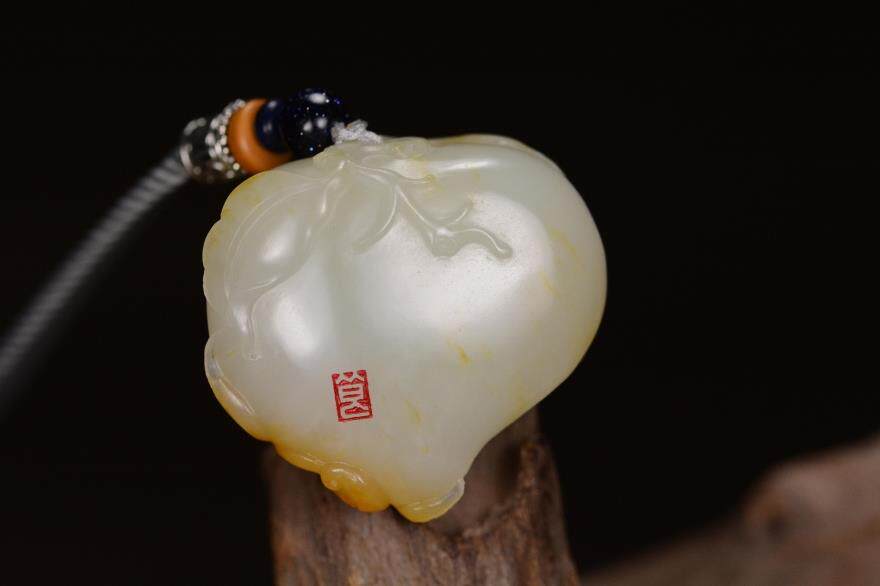 13海派玉雕大师张良作品 和田籽料 福桃 原籽俏色挂件 22.3克