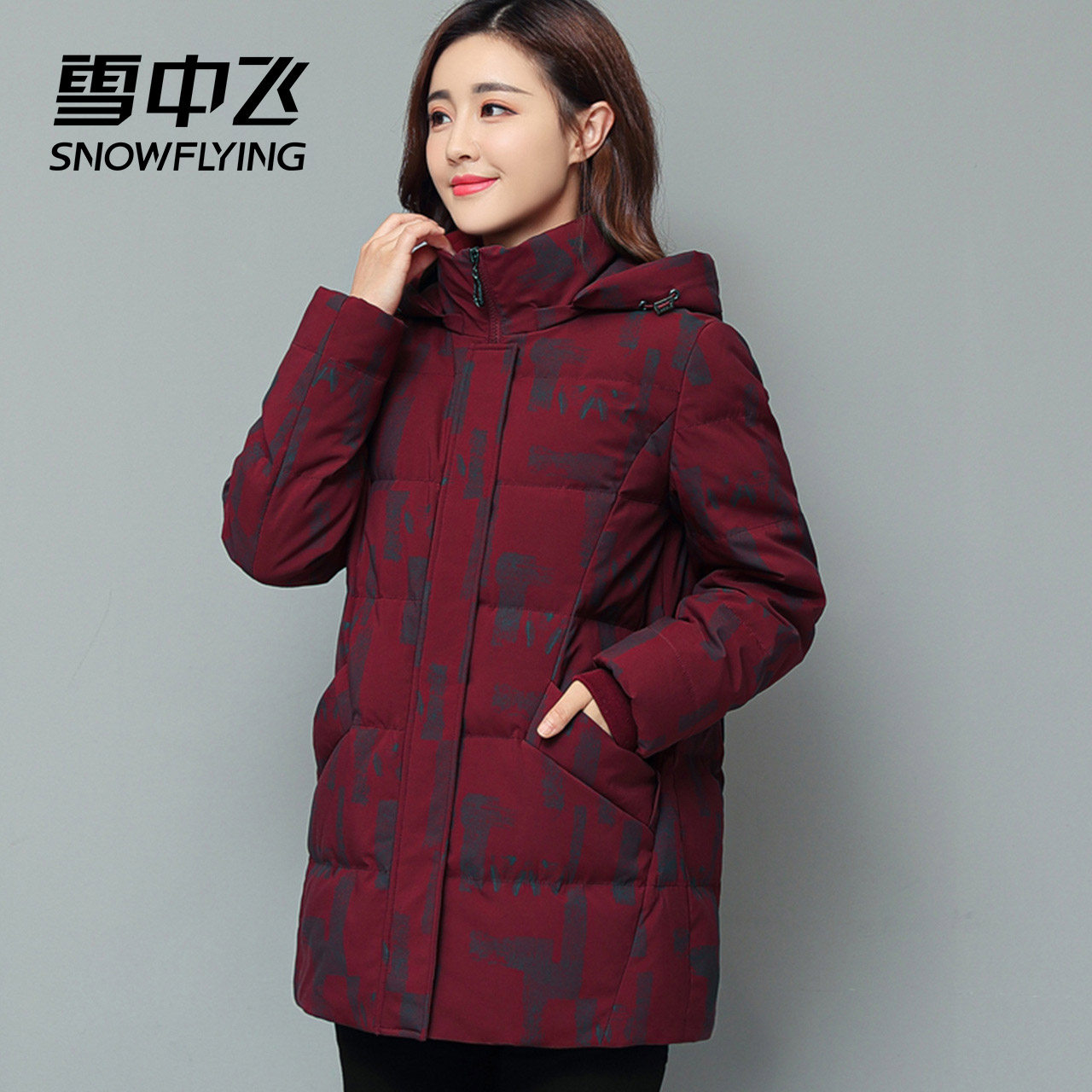 雪中飞2021秋冬新品女保暖连帽保暖妈妈款红色中长款中老年羽绒服