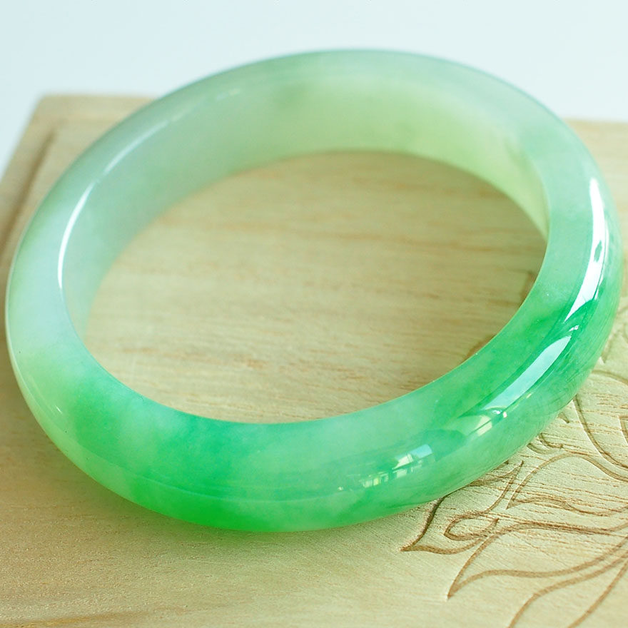 高端典藏天然翡翠a货淡绿飘阳绿正装圆镯手镯--平安镯 60.99克