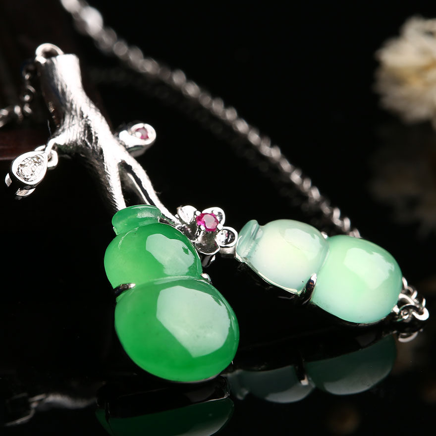 收藏级天然翡翠a货冰种淡绿满绿双葫芦吊坠项链--18k金镶钻 4.68g
