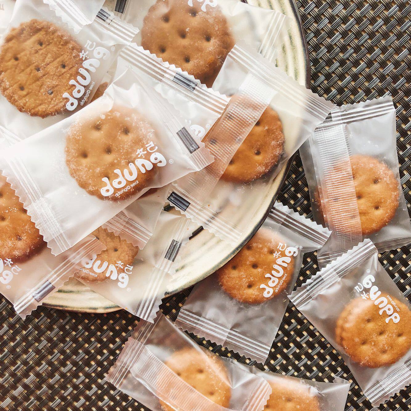 冬己饼干咸蛋黄黑糖夹心麦芽饼网红麦芽糖办公室休闲小零食台湾