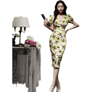 Elegant and sexy V-neck dress with buttock print