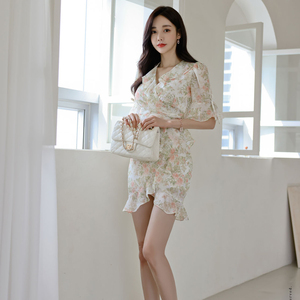 Chiffon print dress with V-neck and thin buttocks