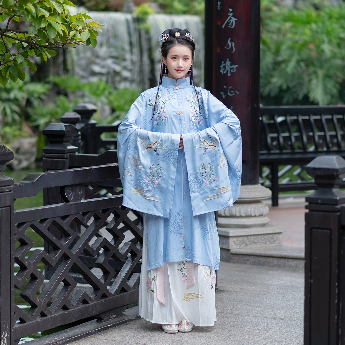 仅蓝色立领对襟大袖衫