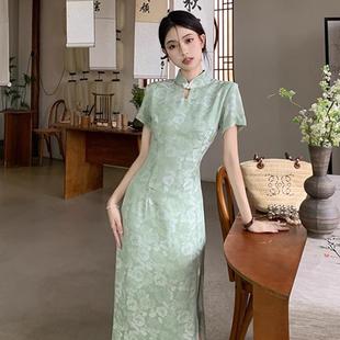 新中式国风开叉绿色连衣裙女2024年夏季新款收腰显瘦盘扣改良旗袍