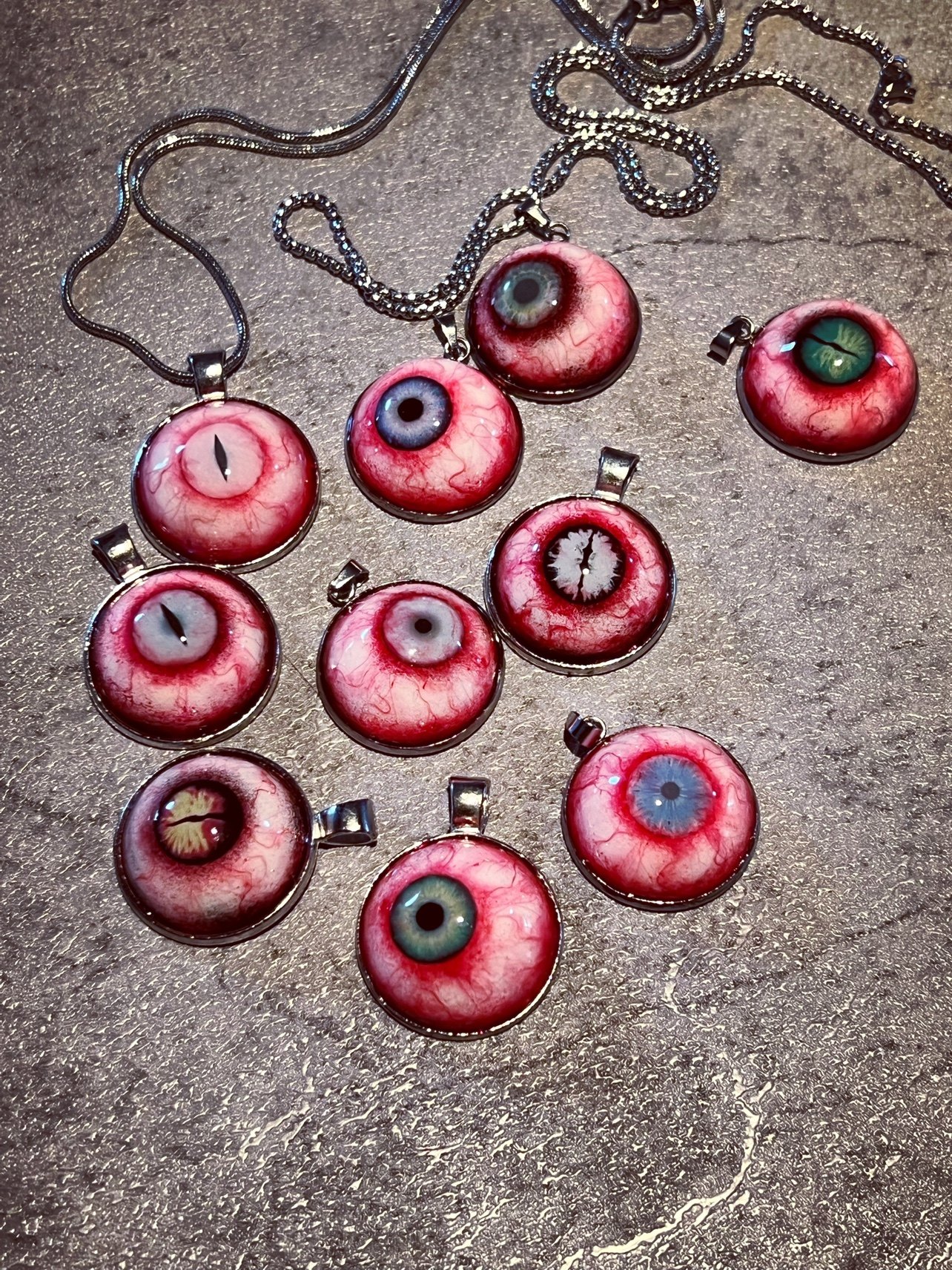 手工克苏鲁眼珠项链血丝恐怖夜光3d立体钛钢首饰配件重口味手机壳