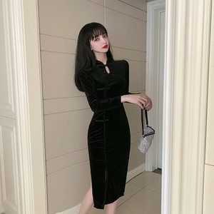 Retro improved cheongsam style waist closing and thin buttock wrapping solid color long sleeved long skirt velvet dress