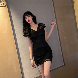 Lace stitched V-neck shows slim waist and hip temperament ins solid color sexy dress