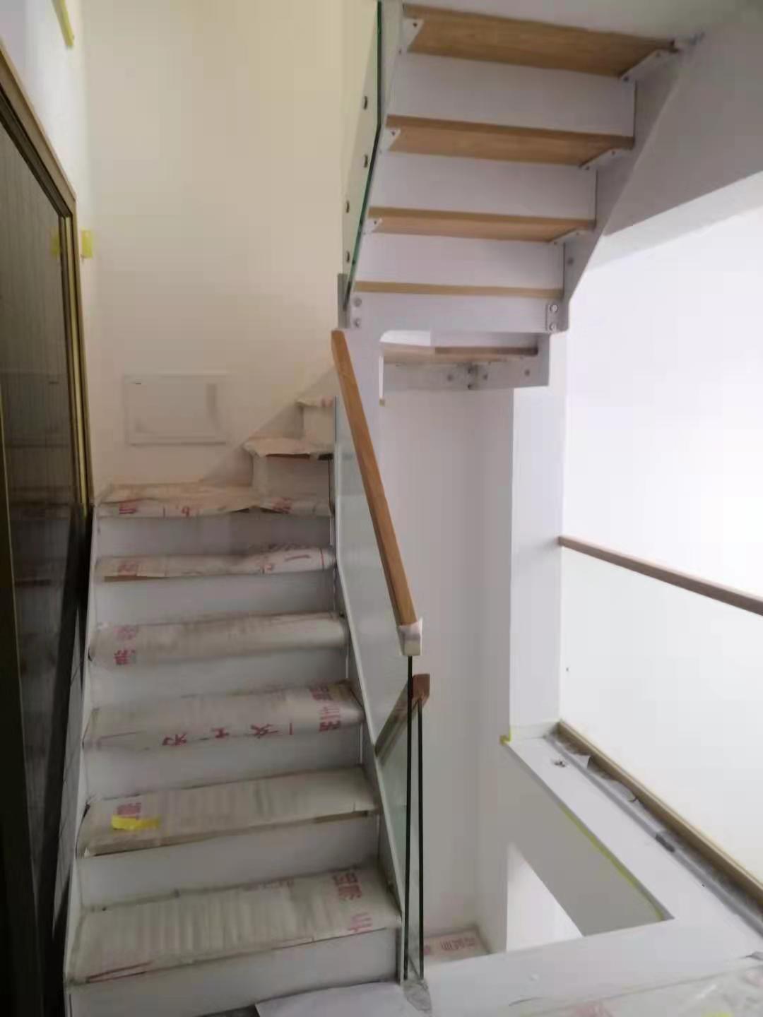 上海楼梯u型钢木玻璃回形梯白色踏板和钢梁实木扶手栏杆折梯已售   ￥