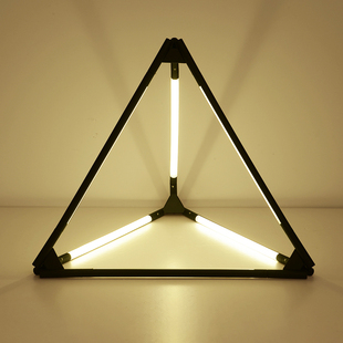 现代简约时尚氛围灯北欧ins创意三角形装饰台灯温馨led房间灯具