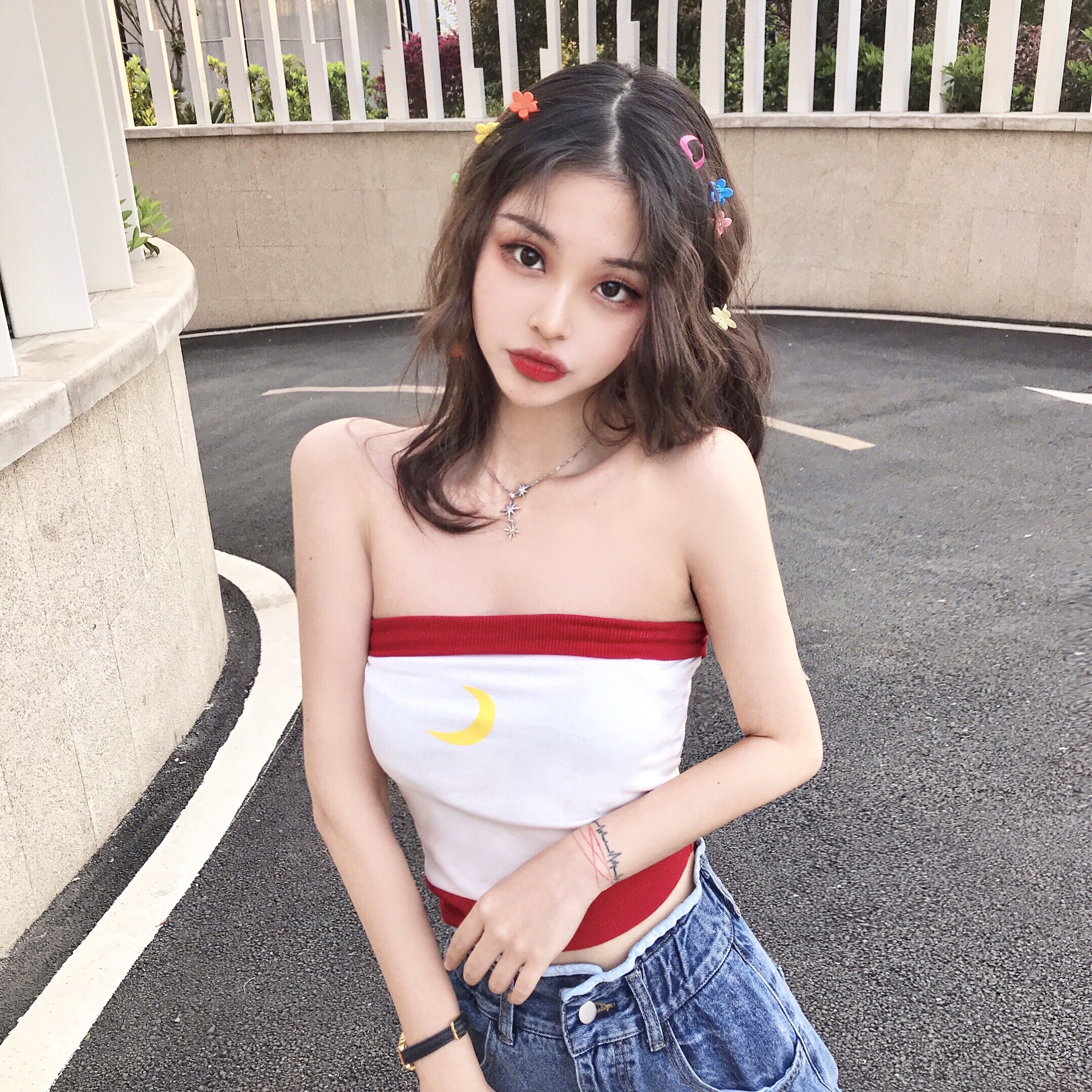 裹胸抹胸 短款 性感_抖音网红主播女直播上镜甜美少女性感撞色抹胸短