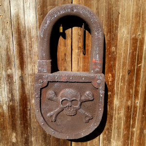 鬼屋密室影视拍摄道具万圣节恐怖大门装饰仿真泡沫骷髅头锁头挂锁