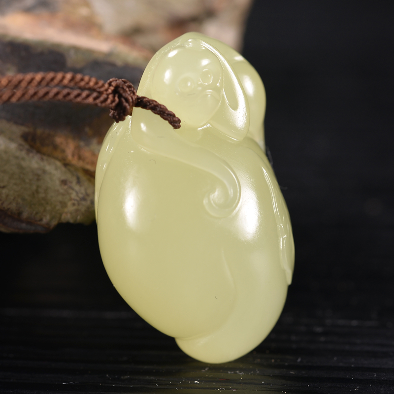 中国玉雕大师陈冠军工作室 和田玉 黄玉 灵猴献瑞 挂件11.404克