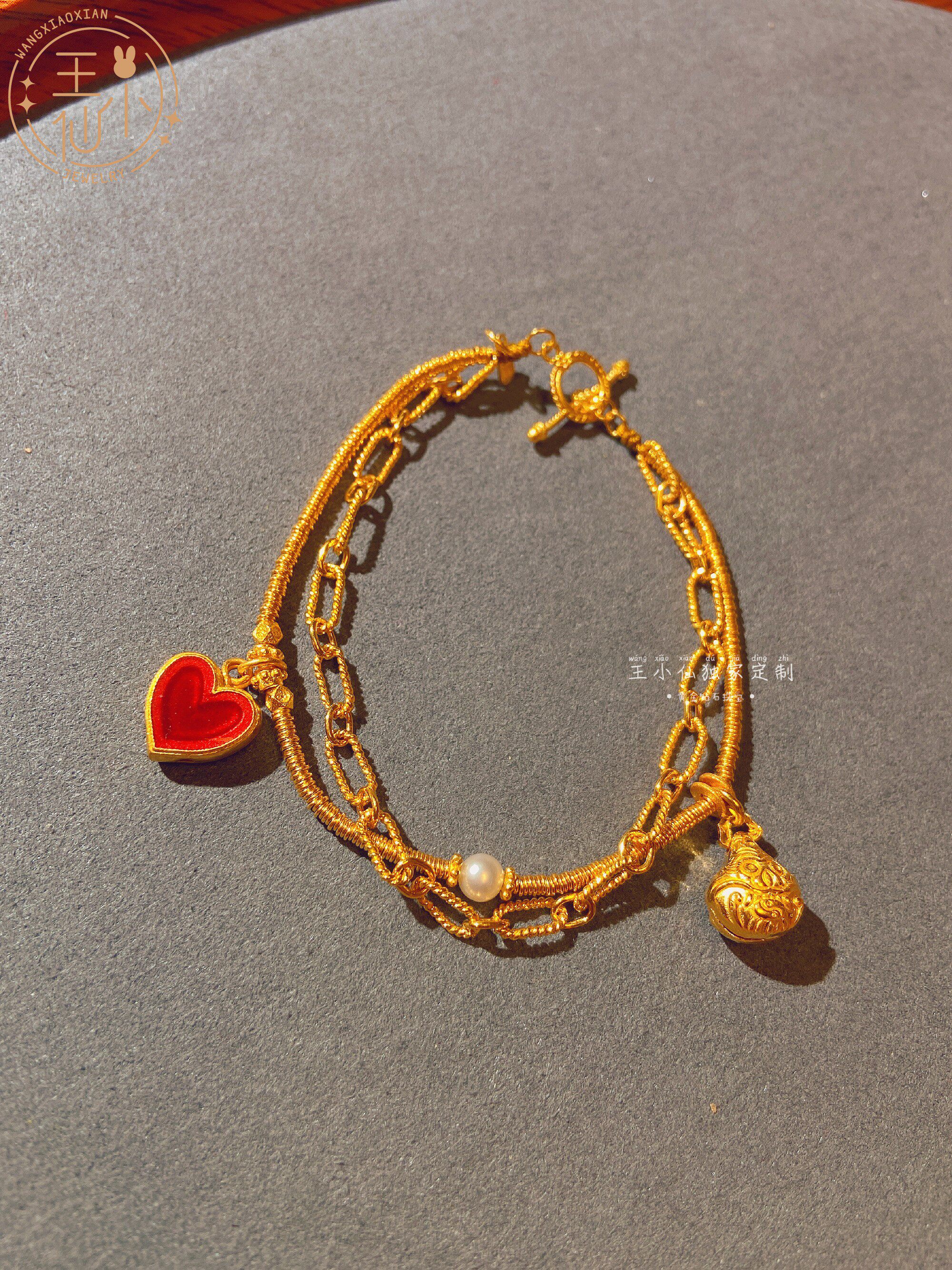 王小仙珠宝999足金黑金字母系列锆石珍珠镶嵌耳夹黄金手链