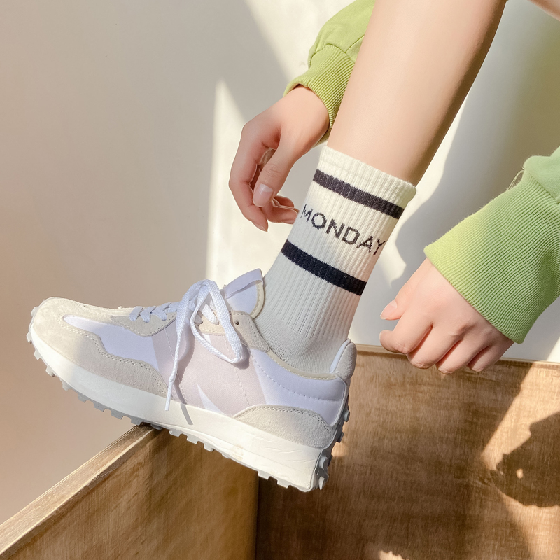 白色运动字母条纹长袜子女简约透气外穿ins潮纯棉韩国篮球中筒袜