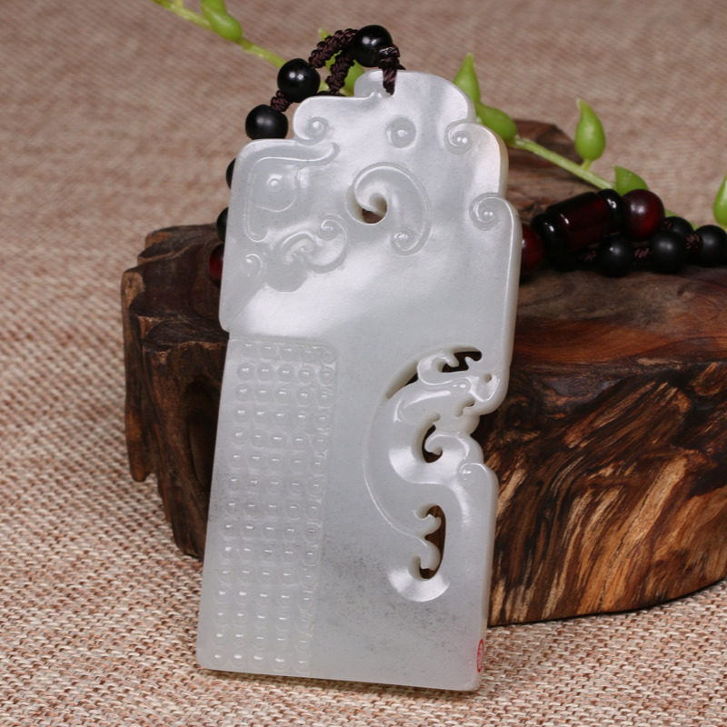 省玉石雕刻大师郭哲江作品 和田玉府上有龙挂件 73.73克