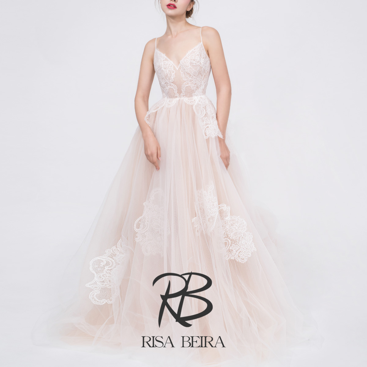 RISA设计师原创《芳菲》时尚人气香槟裸色蕾丝透视吊带小拖尾婚纱