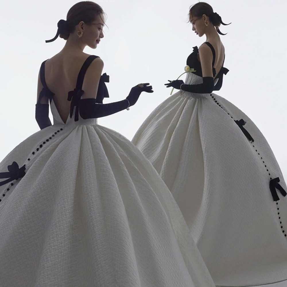 2022年新款影楼主题服装情侣写真礼服复古长拖尾黑白拼色吊带婚纱