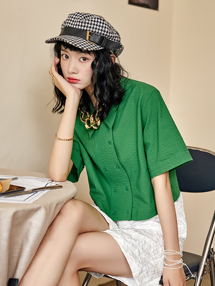 高级感绿色短衬衫女2022夏季新款洋气时尚小众衬衣宽松双排扣上衣