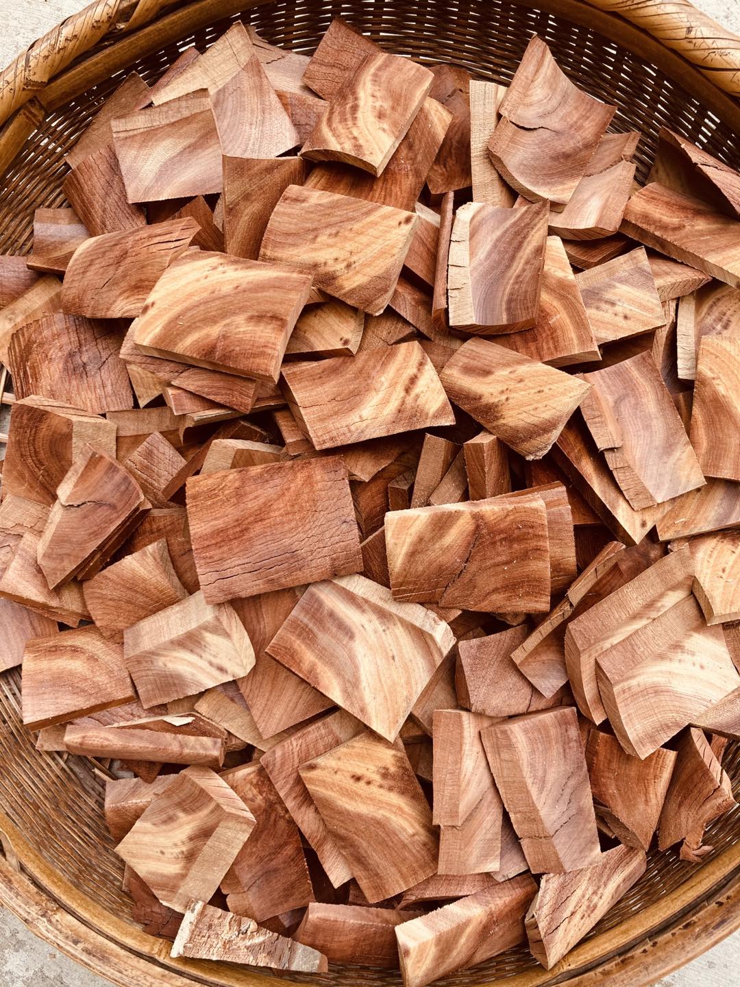 地板专用千年红芳樟木块 防蛀防虫剂 天然香樟木片红樟木条非粉屑