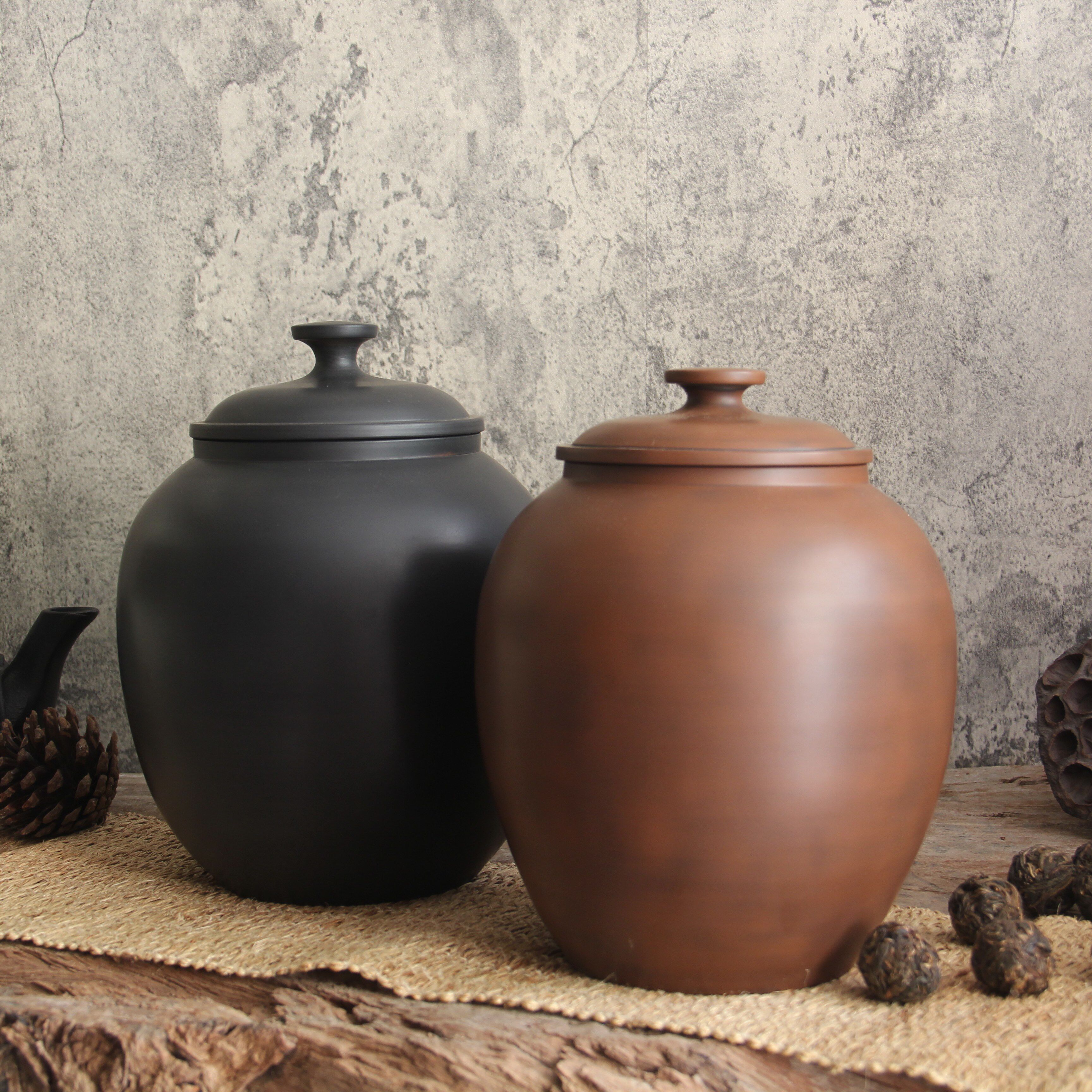 云南建水紫陶茶叶罐大号密封防潮素雅散茶缸全手工拉坯醒茶罐