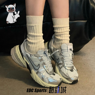 Nike耐克V2K RUN白银Runtekk 女款减震防滑低帮跑步鞋FD0736-100