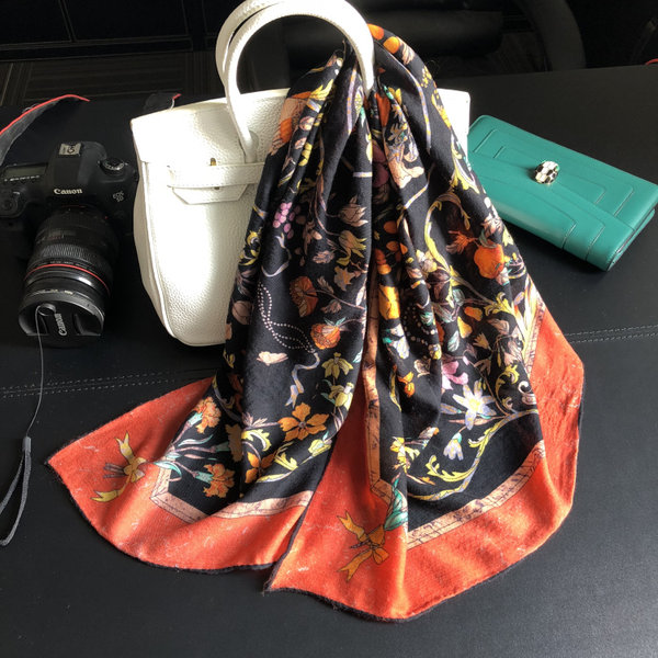 浙江 杭州物美山羊绒方巾冒泡花鸟披肩保暖图腾围巾