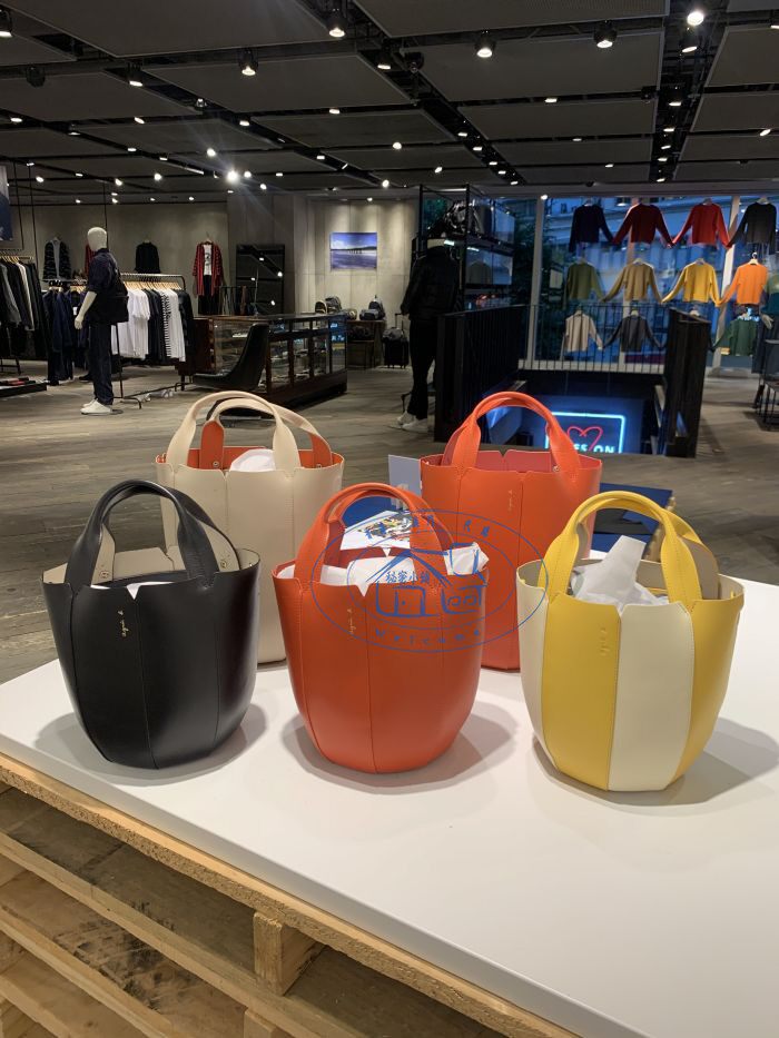 香港專櫃代購agnes b.真皮立體水桶包女款手提斜跨單肩包 20春夏