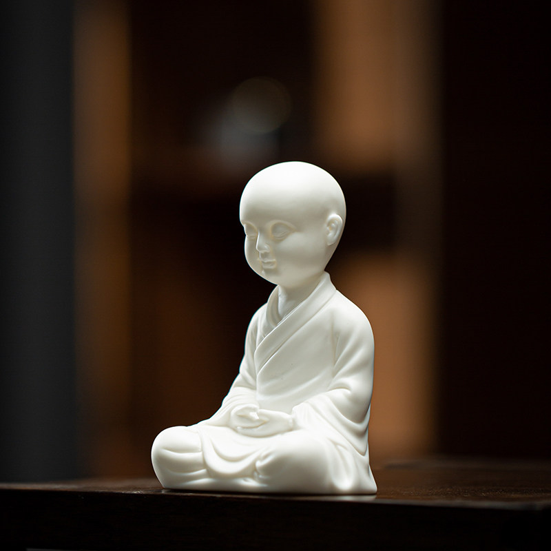 德化白瓷创意陶瓷小和尚摆件客厅禅意装饰品创意人物书房桌面摆设