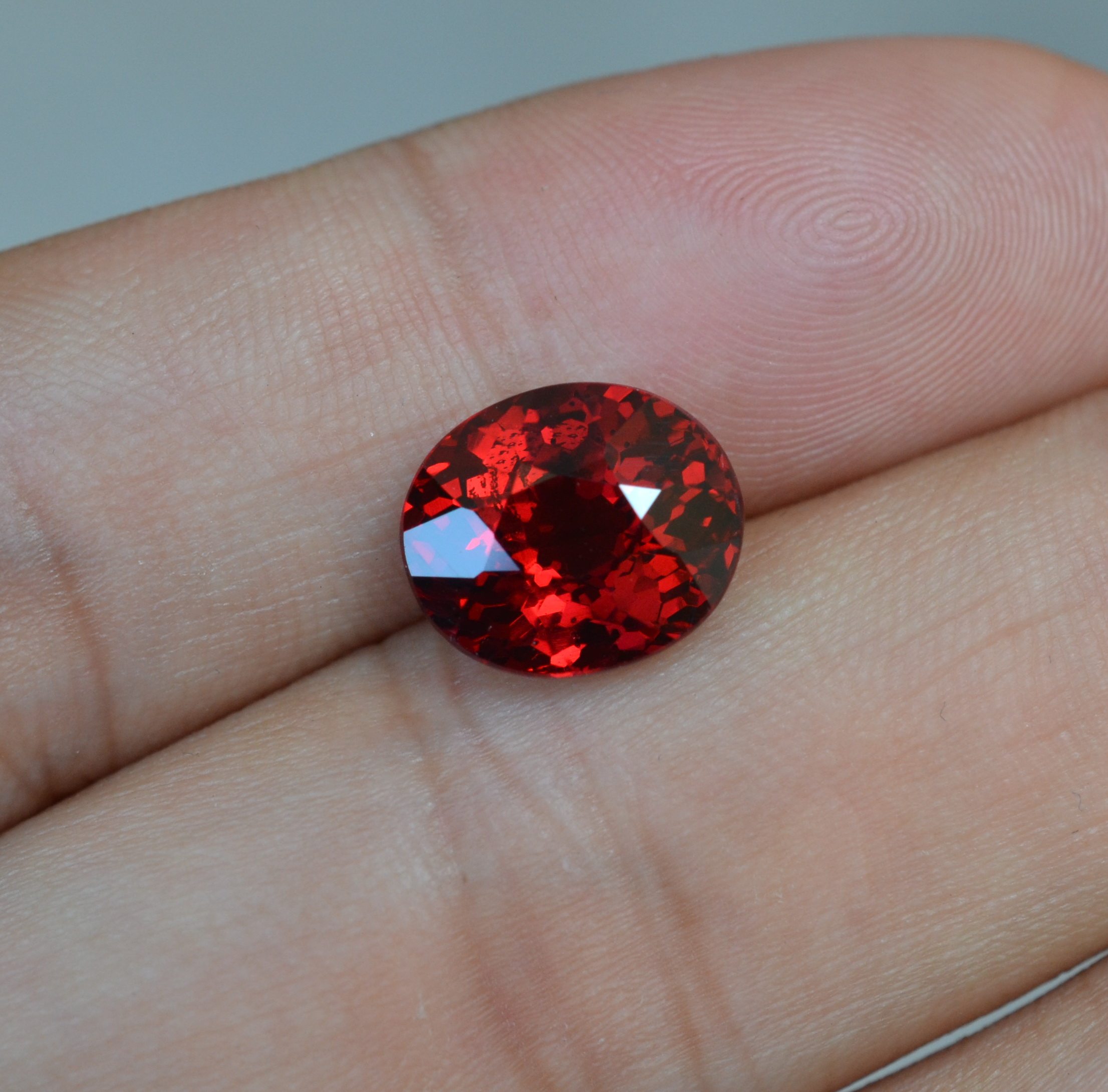 天然铁镁铝石榴石裸石艳红色满火肉眼无暇6克拉9.8*11.