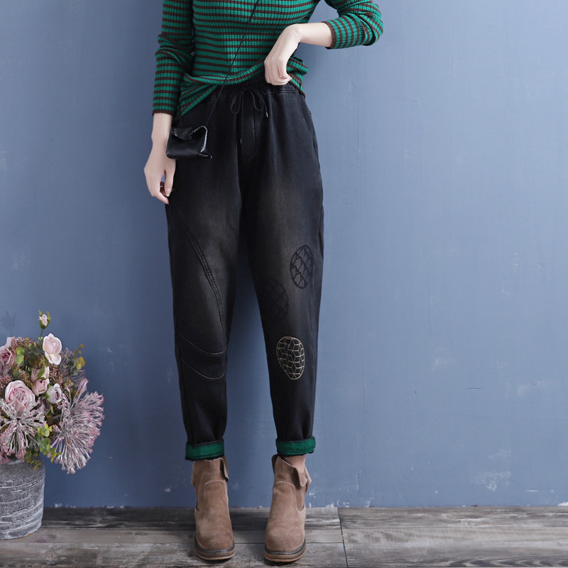 复古文艺刺绣加绒牛仔裤女2021冬季新款松紧腰加厚宽松显瘦哈伦裤