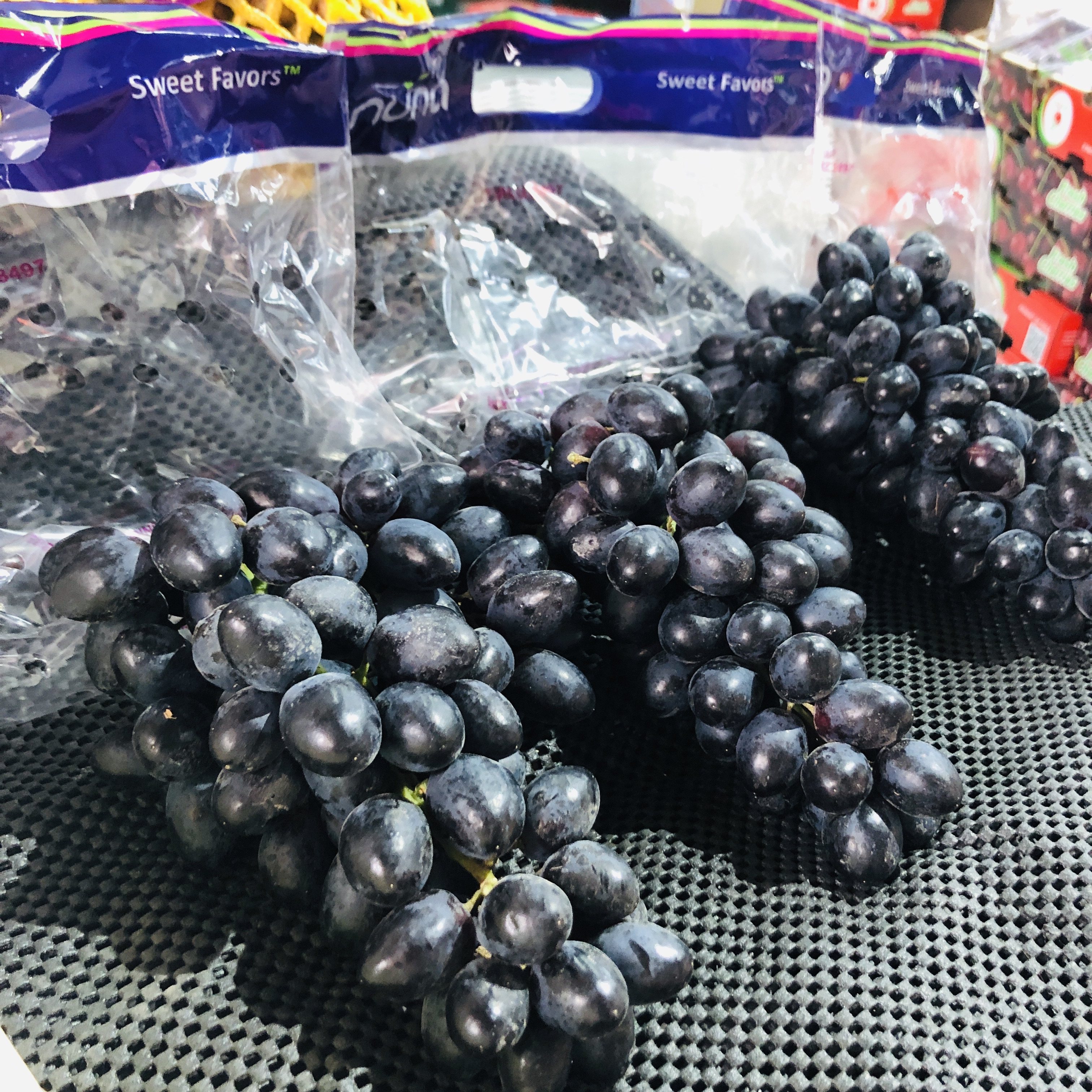 进口黑加仑黑提2斤袋装袋黑加仑甜而多汁细腻无籽果真不错