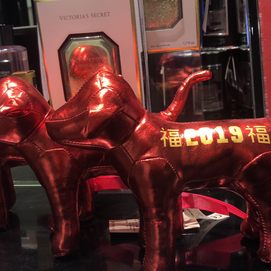 pink 维多利亚的秘密 vs红色福字新年红狗狗公仔 摆件 玩偶2019在类目 玩具/童车/益智/积木/模型, 毛绒布艺类玩具中 - 来自Buy2taobao.com提供专业的淘宝代购服务