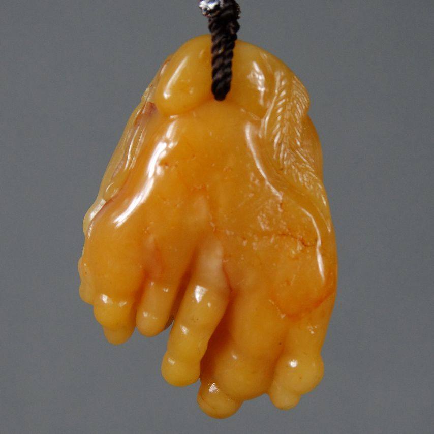 寿山石 田黄石 佛手 含绳重12.5克 肉色好工艺细腻