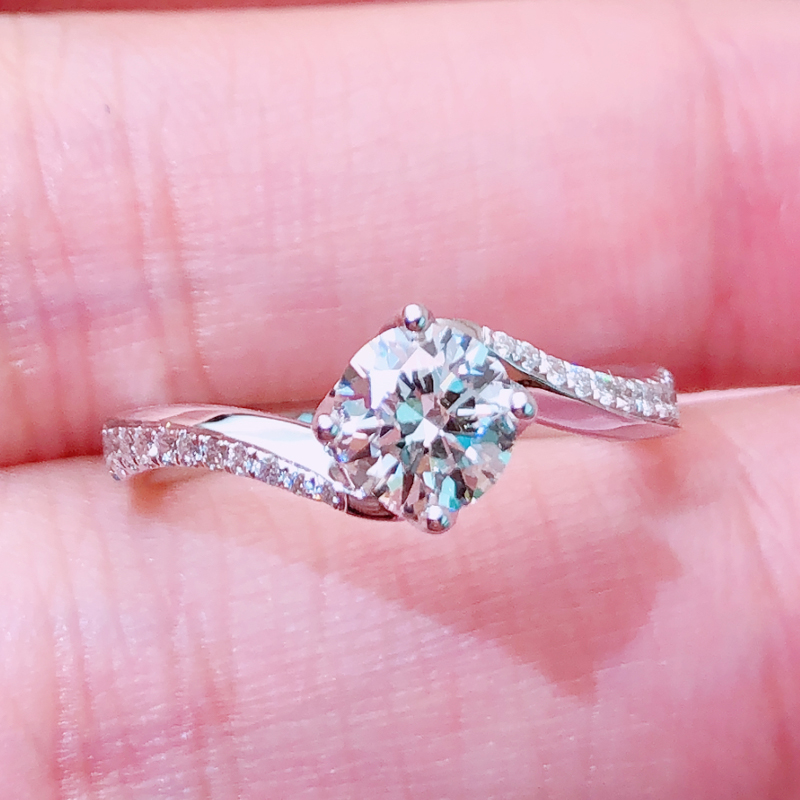 18k白金扭臂四爪钻戒正品50分钻石女戒求婚钻石戒指一克拉婚戒