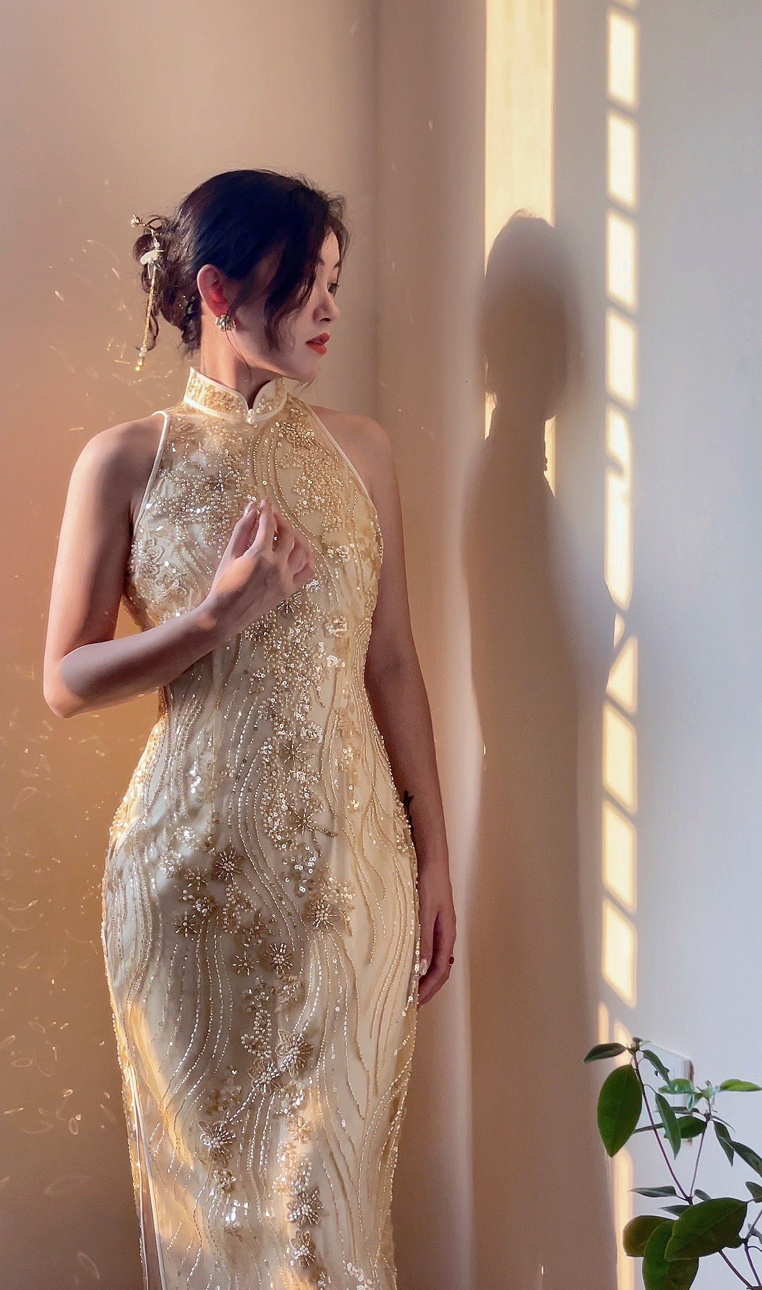 媚爷原创金色璀璨重工亮片刺绣削肩无袖改良中式出门敬酒旗袍礼服