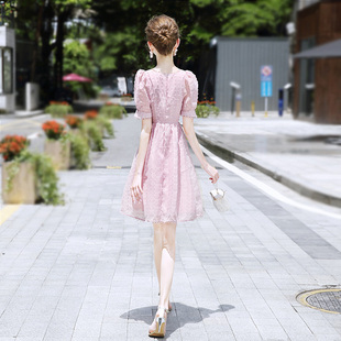 气质a字裙2024夏季新款茶歇法式高腰显瘦方领泡泡袖粉色连衣裙女