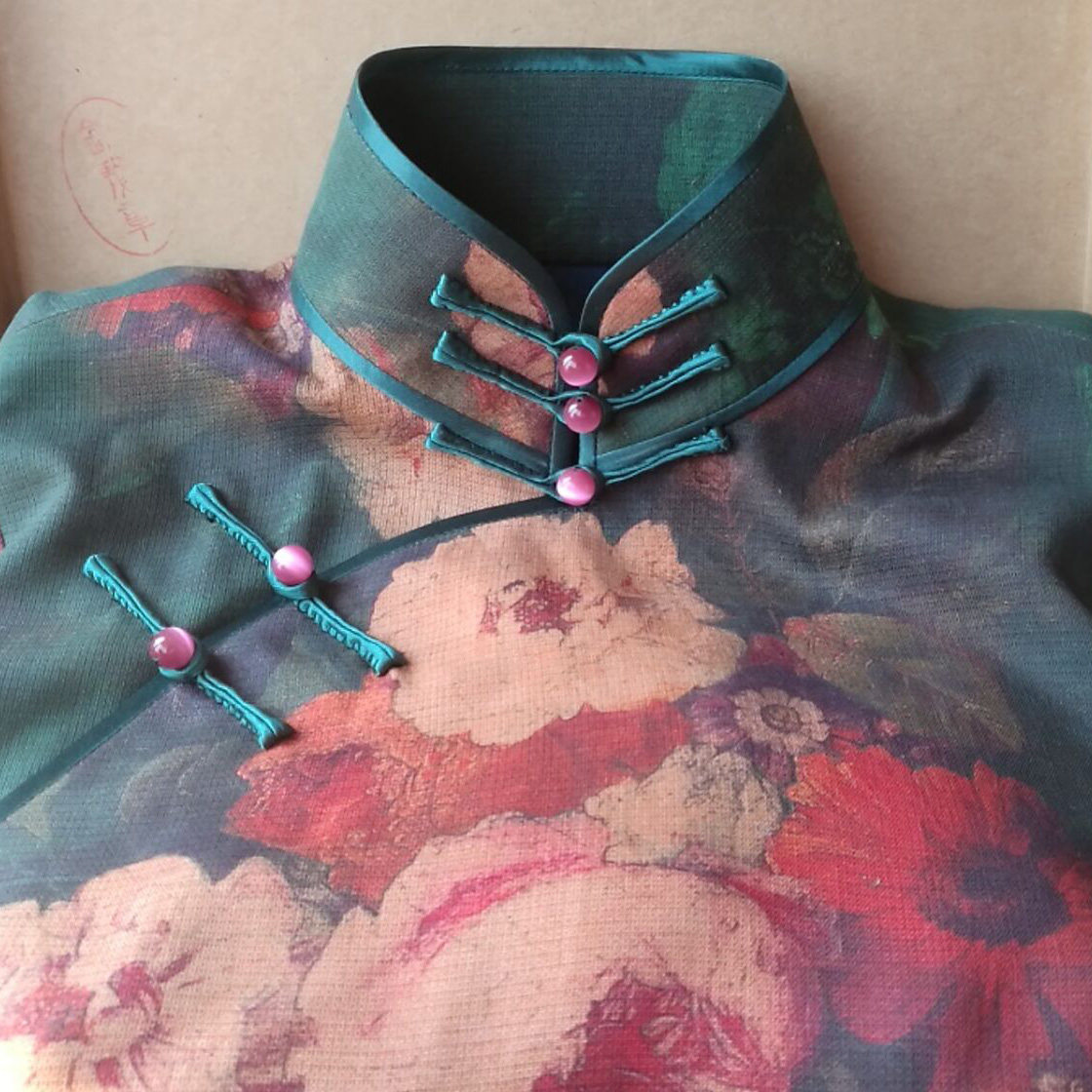 锦瑟章高端定制高贵重磅喷绘香云纱全开襟旗袍手工花扣墨绿牡丹花_不