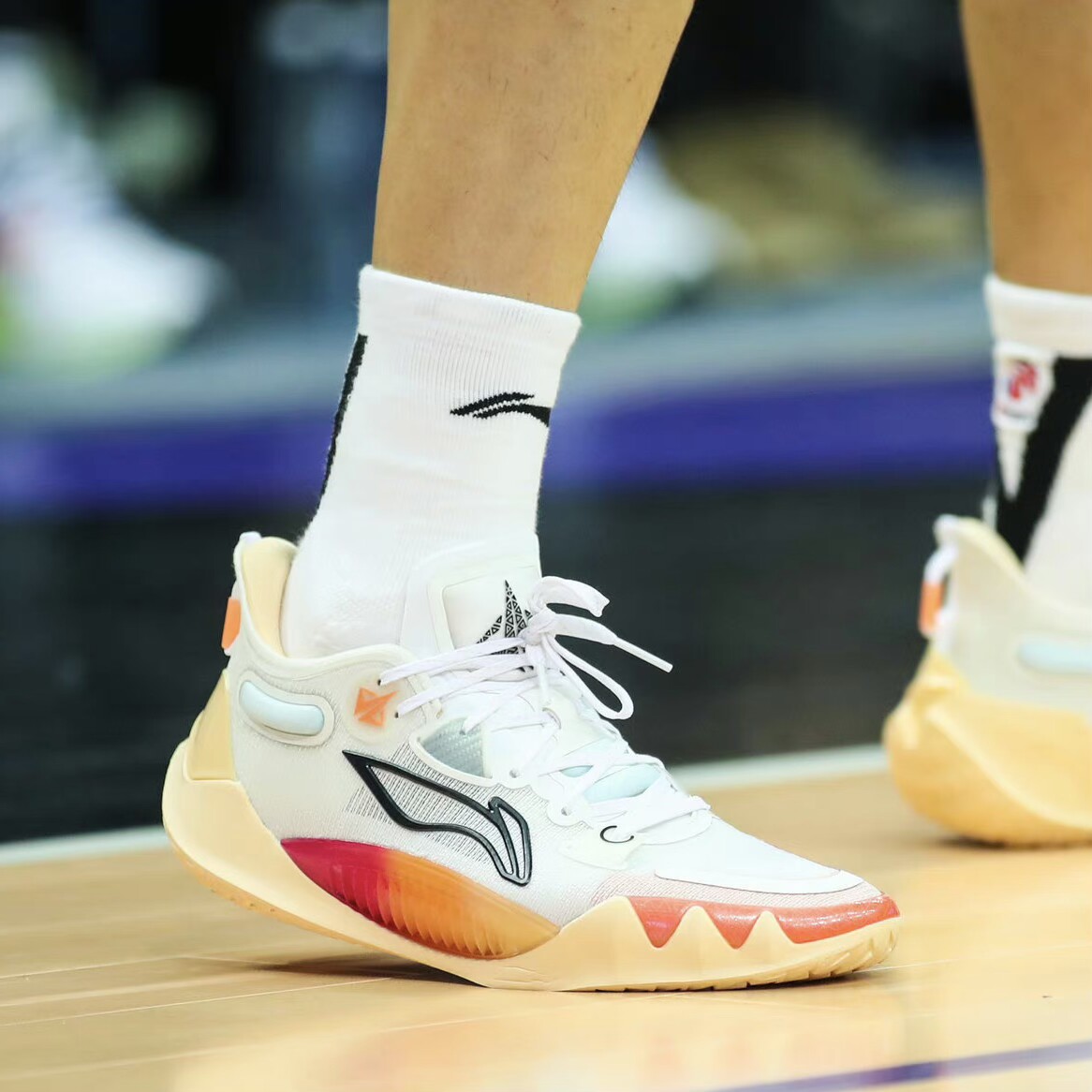 李宁jb1吉米巴特勒一代男42丝高回弹缓震专业篮球比赛鞋abas051